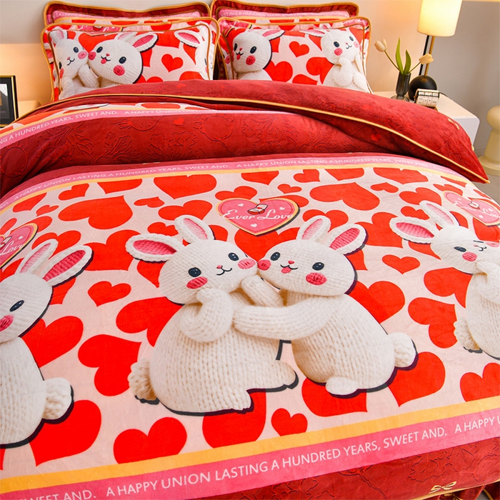 91家纺网 家纺一手货源 找家纺  妮恒美 2025新款牛奶绒印花床裙款四件套法莱绒四件套珊瑚金貂绒四件套 爱心兔兔