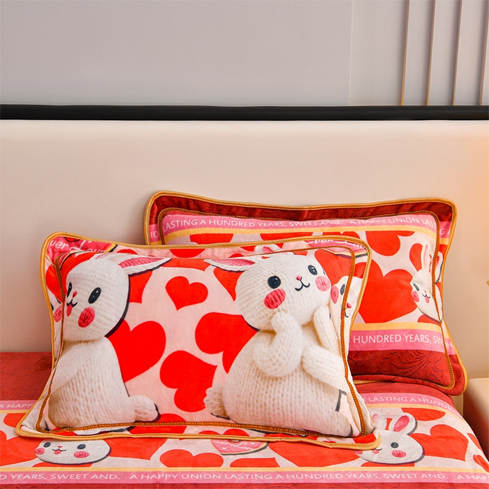 91家纺网 家纺一手货源 找家纺  妮恒美 2025新款牛奶绒印花床裙款四件套法莱绒四件套珊瑚金貂绒四件套 爱心兔兔