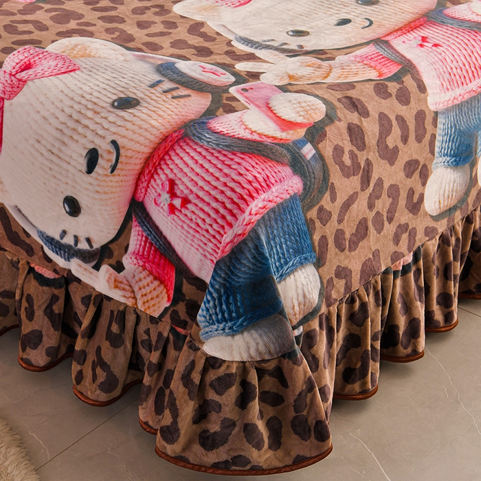 91家纺网 家纺一手货源 找家纺 妮恒美 2025新款牛奶绒印花床裙款四件套法莱绒四件套珊瑚金貂绒四件套 豹纹猫