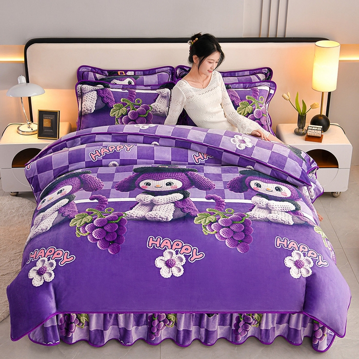 91家纺网 家纺一手货源 找家纺  妮恒美 2025新款牛奶绒印花床裙款四件套法莱绒四件套珊瑚金貂绒四件套 潮牌库洛