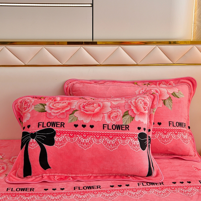 91家纺网 家纺一手货源 找家纺 妮恒美 2025新款牛奶绒印花床裙款四件套法莱绒四件套珊瑚金貂绒四件套 粉恋