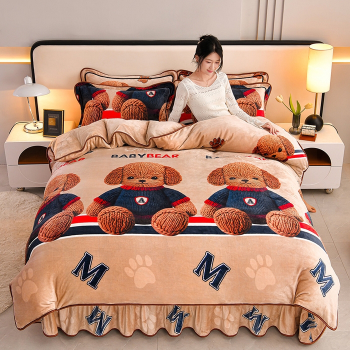 91家纺网 家纺一手货源 找家纺 妮恒美 2025新款牛奶绒印花床裙款四件套法莱绒四件套珊瑚金貂绒四件套 酷酷熊