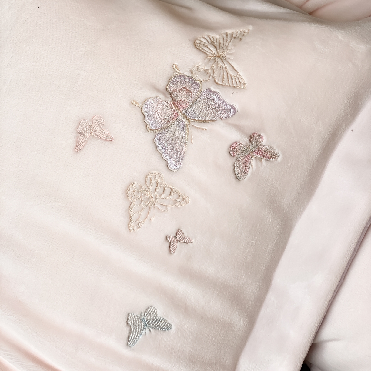 91家纺网 家纺一手货源 找家纺 云栖家居 2025秋冬新款加厚纯色刺绣牛奶绒四件套-福蝶多多 福蝶多多-紫