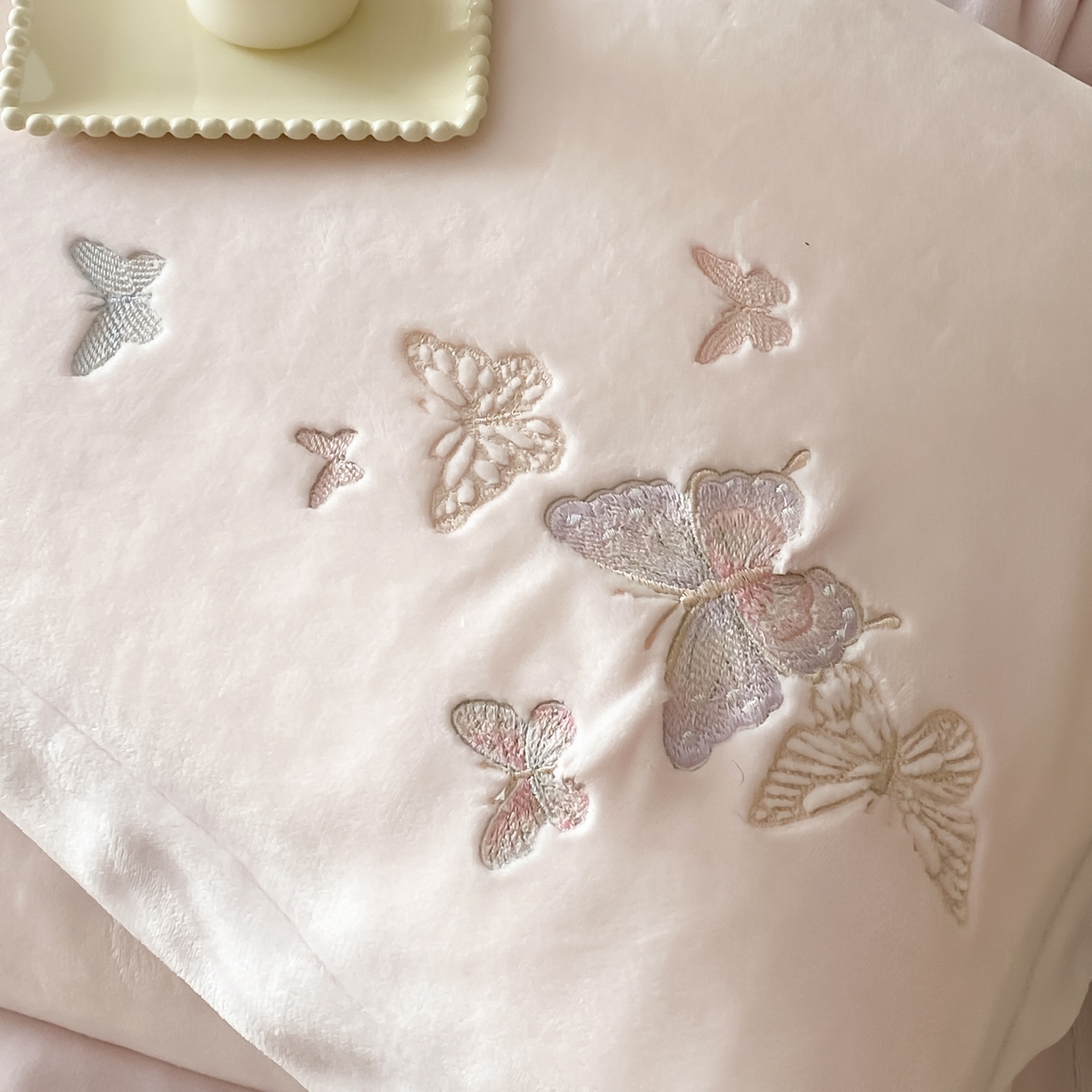 91家纺网 家纺一手货源 找家纺 云栖家居 2025秋冬新款加厚纯色刺绣牛奶绒四件套-福蝶多多 福蝶多多-紫