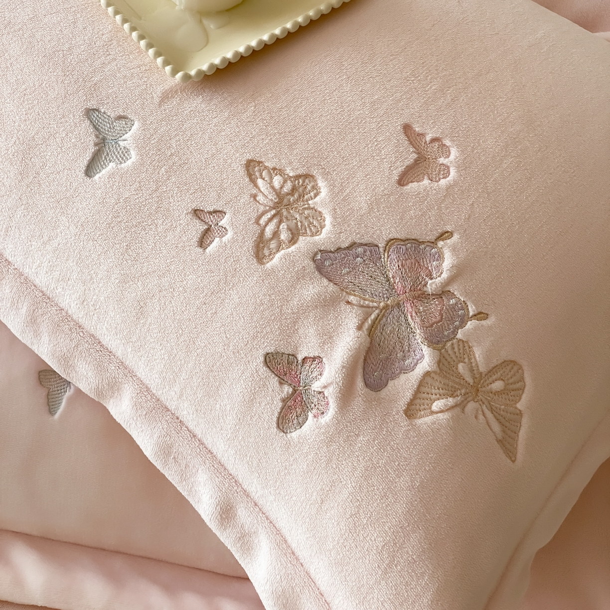 91家纺网 家纺一手货源 找家纺 云栖家居 2025秋冬新款加厚纯色刺绣牛奶绒四件套-福蝶多多 福蝶多多-粉