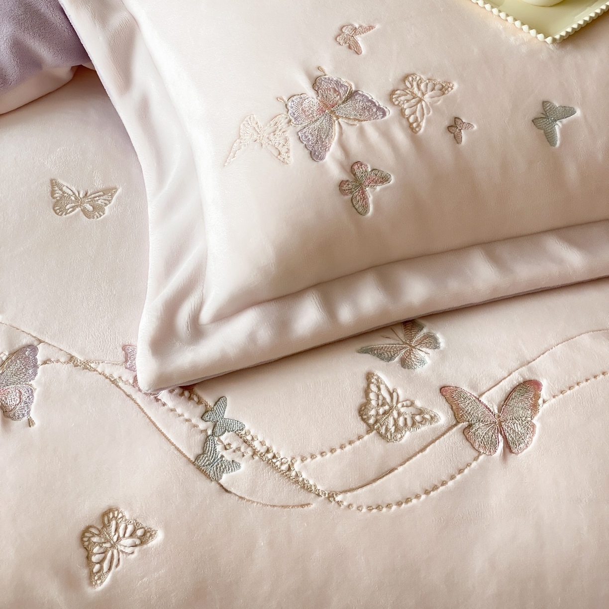 91家纺网 家纺一手货源 找家纺 云栖家居 2025秋冬新款加厚纯色刺绣牛奶绒四件套-福蝶多多 福蝶多多-紫