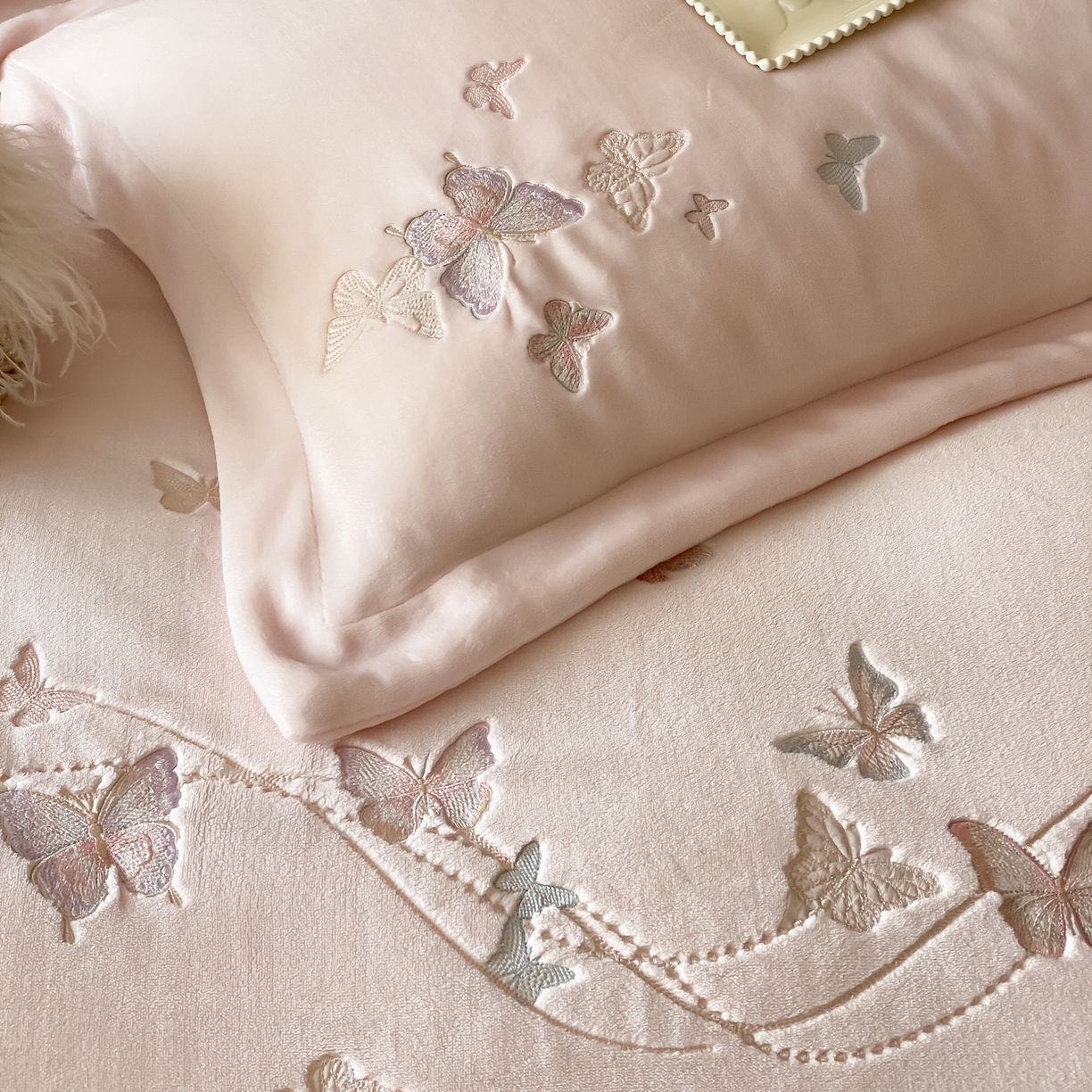 91家纺网 家纺一手货源 找家纺 云栖家居 2025秋冬新款加厚纯色刺绣牛奶绒四件套-福蝶多多 福蝶多多-粉