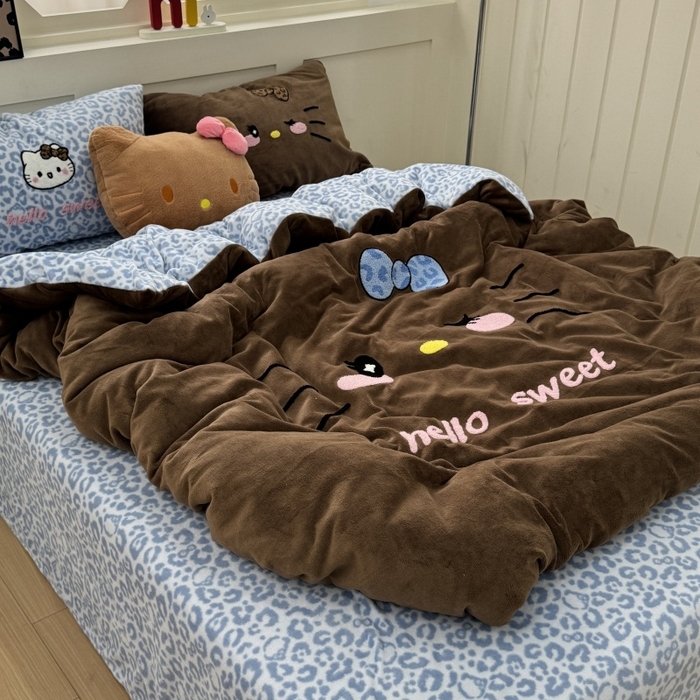 91家纺网 家纺一手货源 找家纺 奈颜 2025新款大版牛奶绒毛巾绣四件套实拍图豹纹猫系列 豹纹猫-蓝