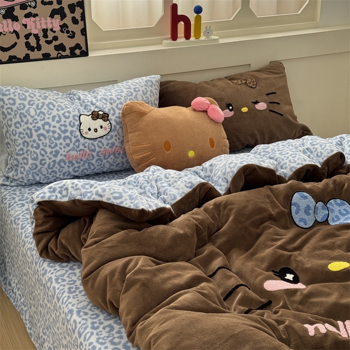 91家纺网 家纺一手货源 找家纺 奈颜 2025新款大版牛奶绒毛巾绣四件套实拍图豹纹猫系列 豹纹猫-蓝