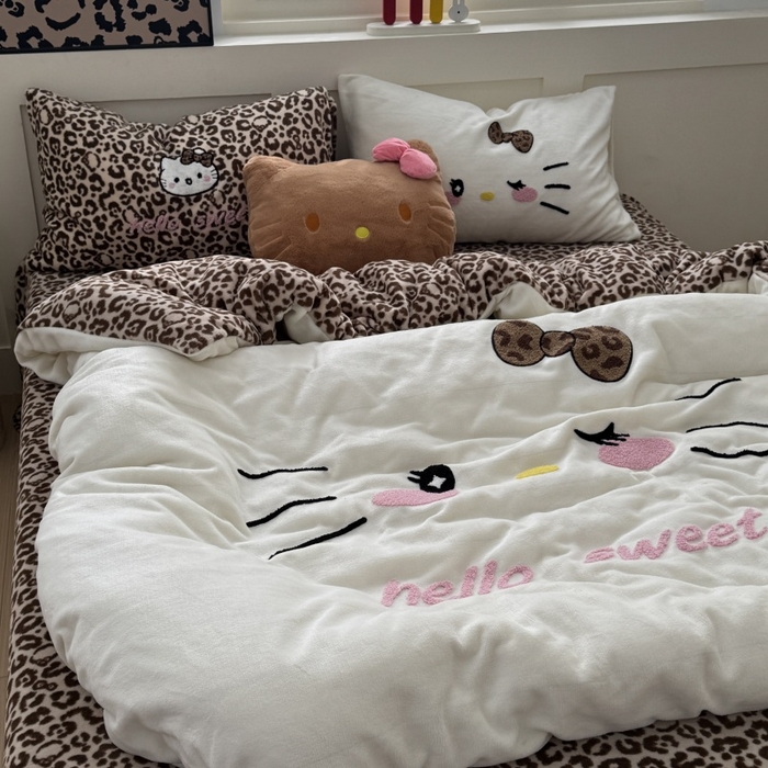 91家纺网 家纺一手货源 找家纺 奈颜 2025新款大版牛奶绒毛巾绣四件套实拍图豹纹猫系列 豹纹猫-白咖