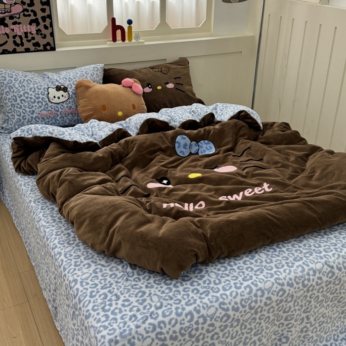 91家纺网 家纺一手货源 找家纺 奈颜 2025新款大版牛奶绒毛巾绣四件套实拍图豹纹猫系列 豹纹猫-蓝