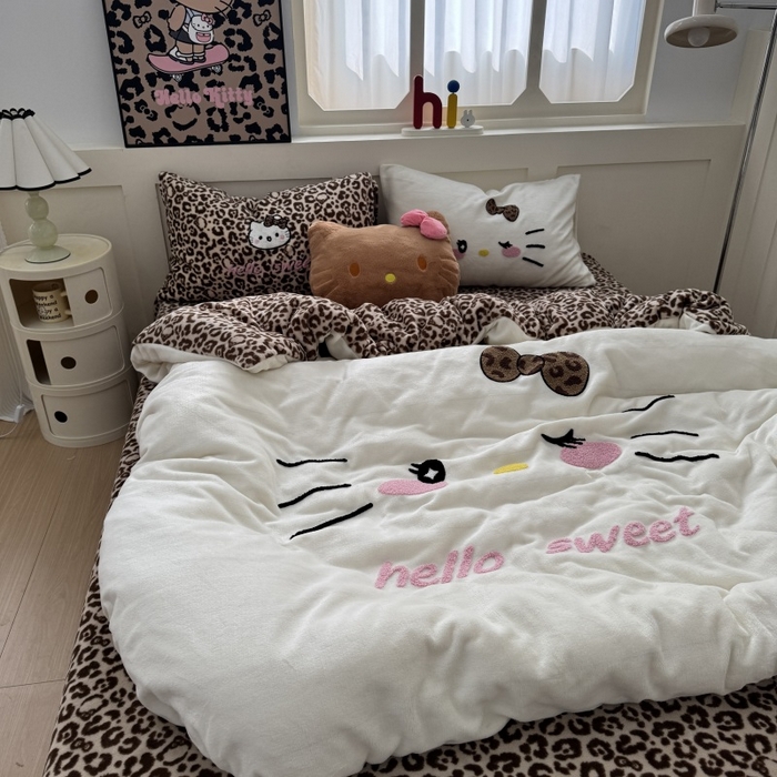 91家纺网 家纺一手货源 找家纺 奈颜 2025新款大版牛奶绒毛巾绣四件套实拍图豹纹猫系列 豹纹猫-白咖