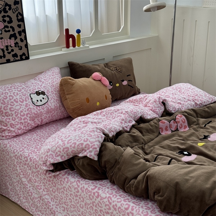 91家纺网 家纺一手货源 找家纺 奈颜 2025新款大版牛奶绒毛巾绣四件套实拍图豹纹猫系列 豹纹猫-粉