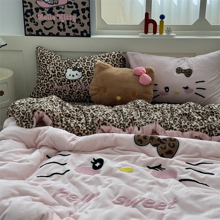 91家纺网 家纺一手货源 找家纺 奈颜 2025新款大版牛奶绒毛巾绣四件套实拍图豹纹猫系列 豹纹猫-粉咖