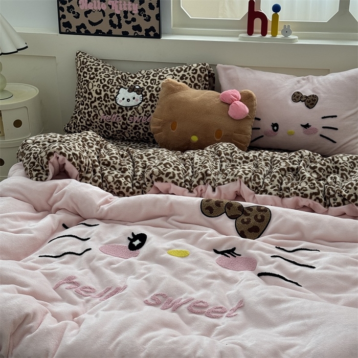 91家纺网 家纺一手货源 找家纺 奈颜 2025新款大版牛奶绒毛巾绣四件套实拍图豹纹猫系列 豹纹猫-粉咖