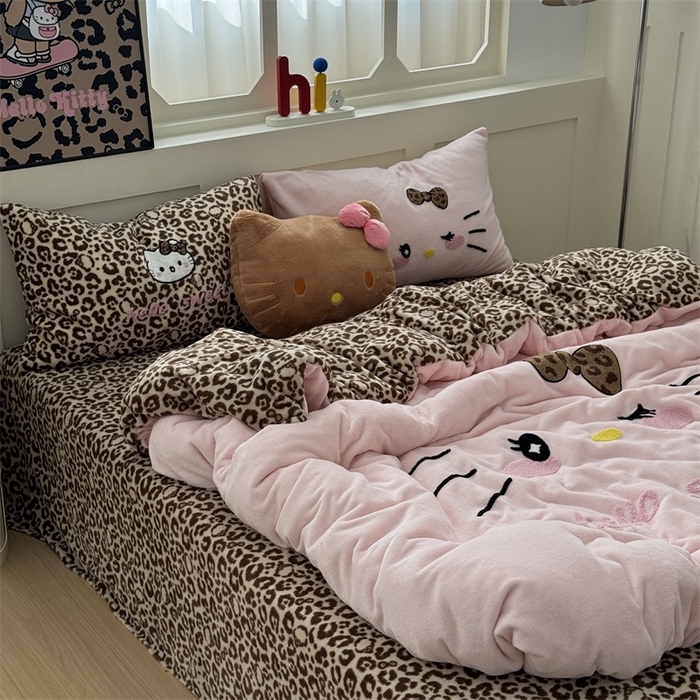 91家纺网 家纺一手货源 找家纺 奈颜 2025新款大版牛奶绒毛巾绣四件套实拍图豹纹猫系列 豹纹猫-粉咖