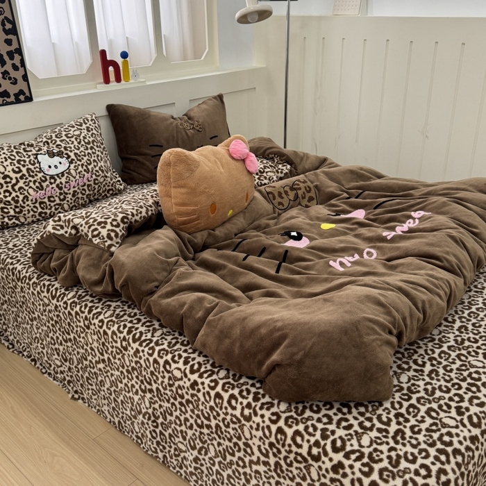 91家纺网 家纺一手货源 找家纺 奈颜 2025新款大版牛奶绒毛巾绣四件套实拍图豹纹猫系列 豹纹猫-咖