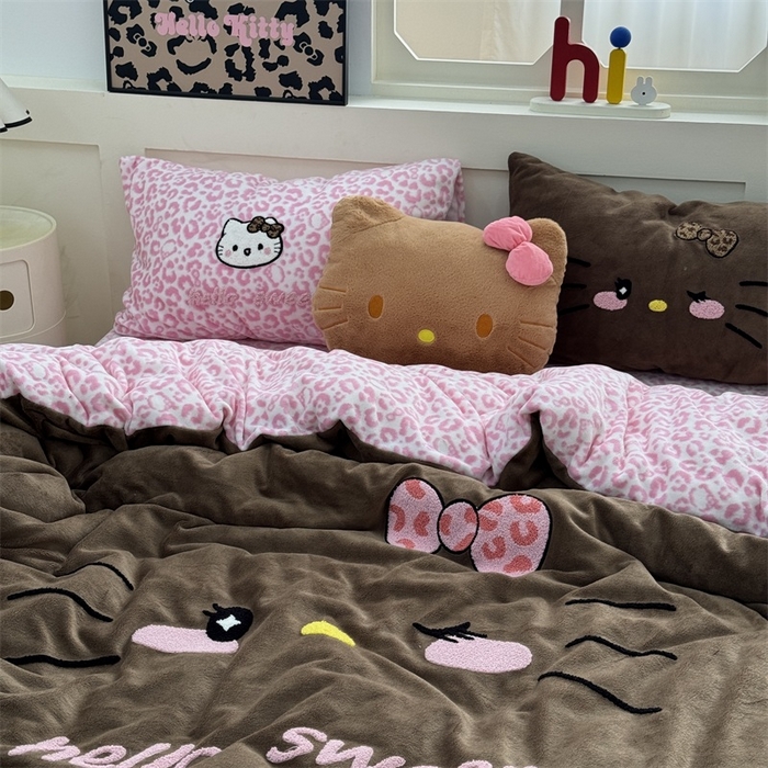 91家纺网 家纺一手货源 找家纺 奈颜 2025新款大版牛奶绒毛巾绣四件套实拍图豹纹猫系列 豹纹猫-粉