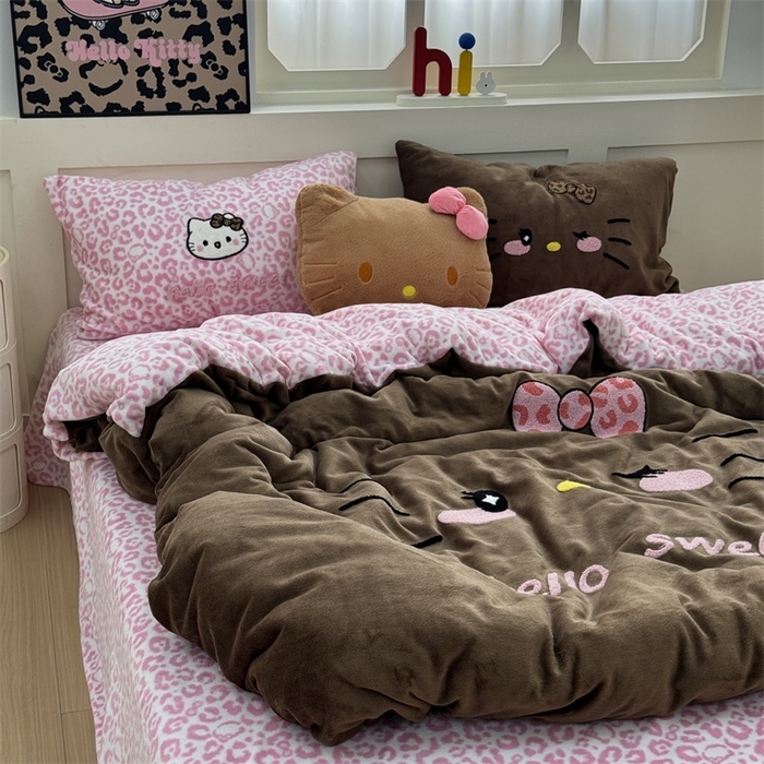 91家纺网 家纺一手货源 找家纺 奈颜 2025新款大版牛奶绒毛巾绣四件套实拍图豹纹猫系列 豹纹猫-粉