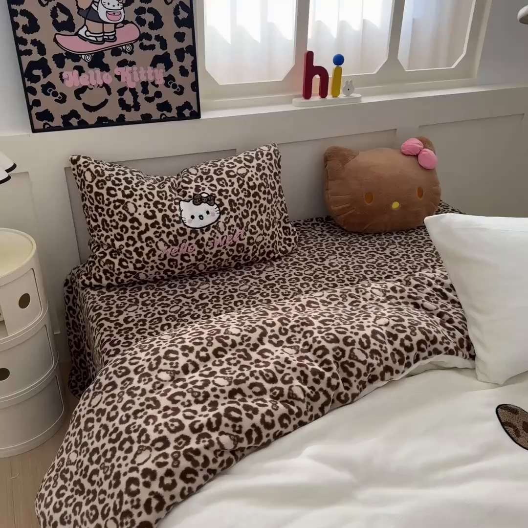 91家纺网 家纺一手货源 找家纺 奈颜 2025新款大版牛奶绒毛巾绣四件套实拍图豹纹猫系列 豹纹猫-白咖