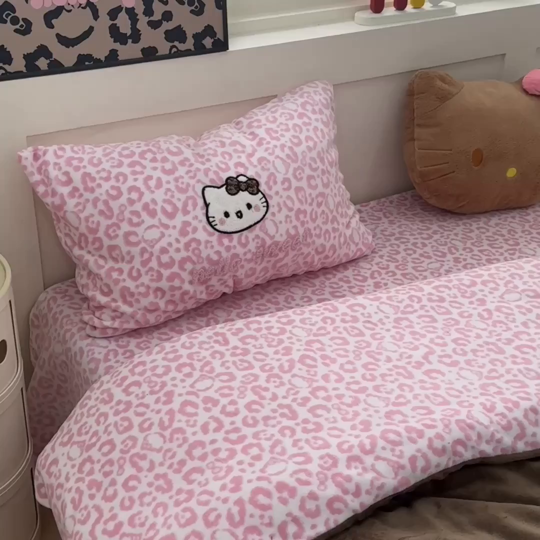 91家纺网 家纺一手货源 找家纺 奈颜 2025新款大版牛奶绒毛巾绣四件套实拍图豹纹猫系列 豹纹猫-粉