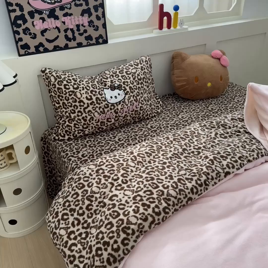 91家纺网 家纺一手货源 找家纺 奈颜 2025新款大版牛奶绒毛巾绣四件套实拍图豹纹猫系列 豹纹猫-粉咖