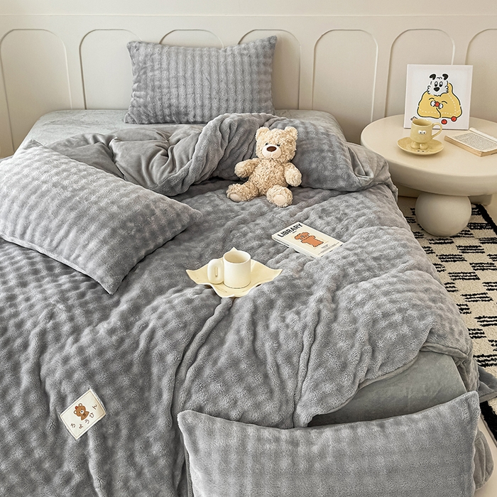 91家纺网 家纺一手货源 找家纺 宜派家纺 2025新款A类简约高克重泡泡兔毛绒四件套 泡泡-浅灰