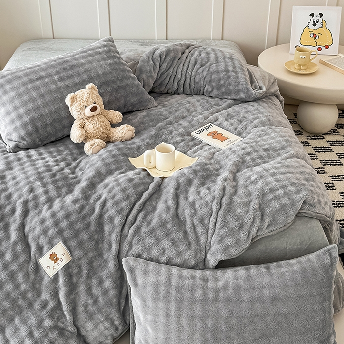 91家纺网 家纺一手货源 找家纺 宜派家纺 2025新款A类简约高克重泡泡兔毛绒四件套 泡泡-浅灰