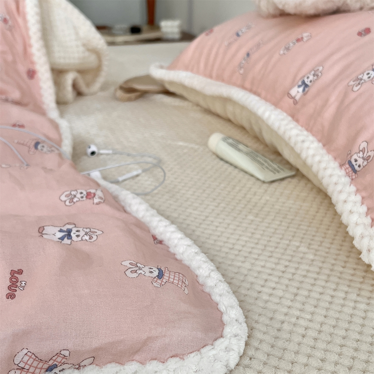 91家纺网 家纺一手货源 找家纺 荣轩 2025秋冬必备新品棉加绒华夫格提花绒工艺款四件套（铺床版） 兔兔甜心