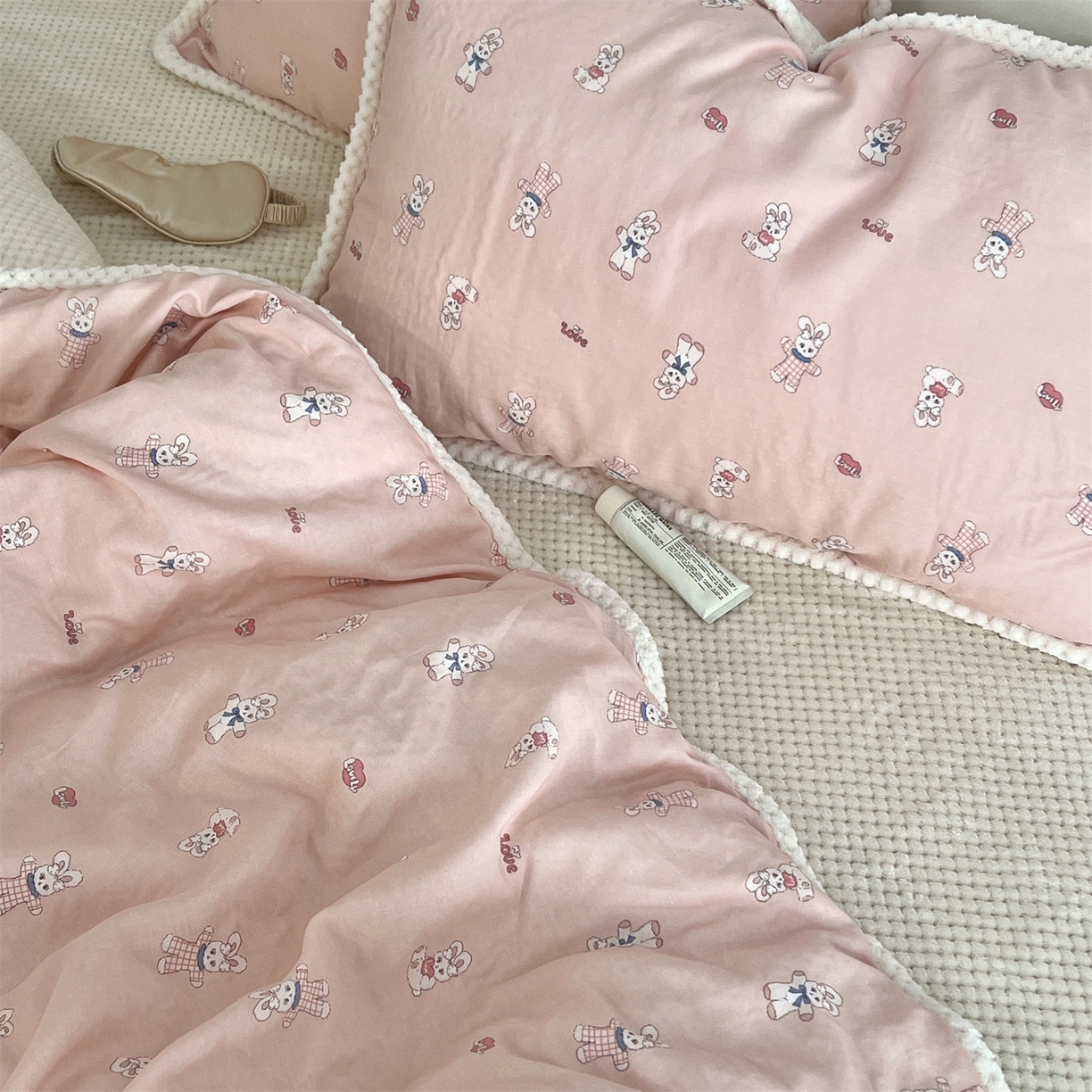91家纺网 家纺一手货源 找家纺 荣轩 2025秋冬必备新品棉加绒华夫格提花绒工艺款四件套（铺床版） 兔兔甜心