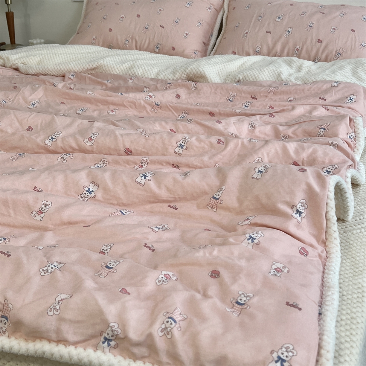 91家纺网 家纺一手货源 找家纺 荣轩 2025秋冬必备新品棉加绒华夫格提花绒工艺款四件套（铺床版） 兔兔甜心