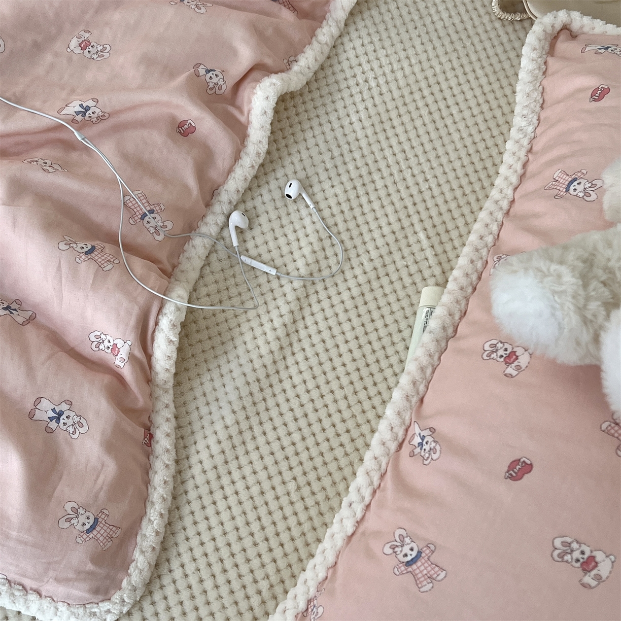 91家纺网 家纺一手货源 找家纺 荣轩 2025秋冬必备新品棉加绒华夫格提花绒工艺款四件套（铺床版） 兔兔甜心