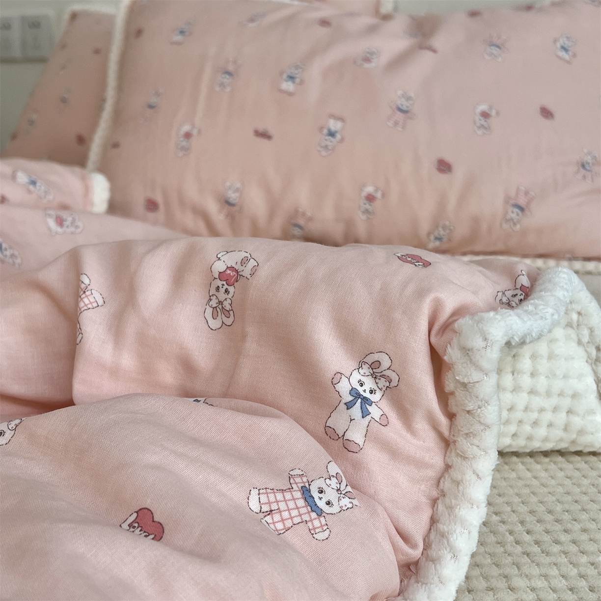 91家纺网 家纺一手货源 找家纺 荣轩 2025秋冬必备新品棉加绒华夫格提花绒工艺款四件套（铺床版） 兔兔甜心