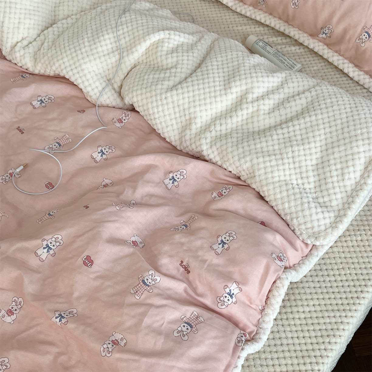 91家纺网 家纺一手货源 找家纺 荣轩 2025秋冬必备新品棉加绒华夫格提花绒工艺款四件套（铺床版） 兔兔甜心