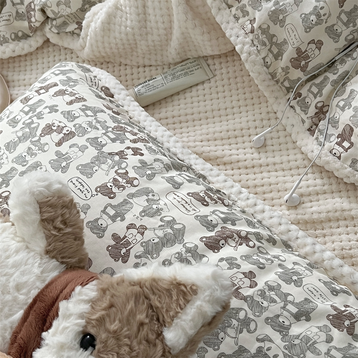 91家纺网 家纺一手货源 找家纺 荣轩 2025秋冬必备新品棉加绒华夫格提花绒工艺款四件套（铺床版） 小熊序曲