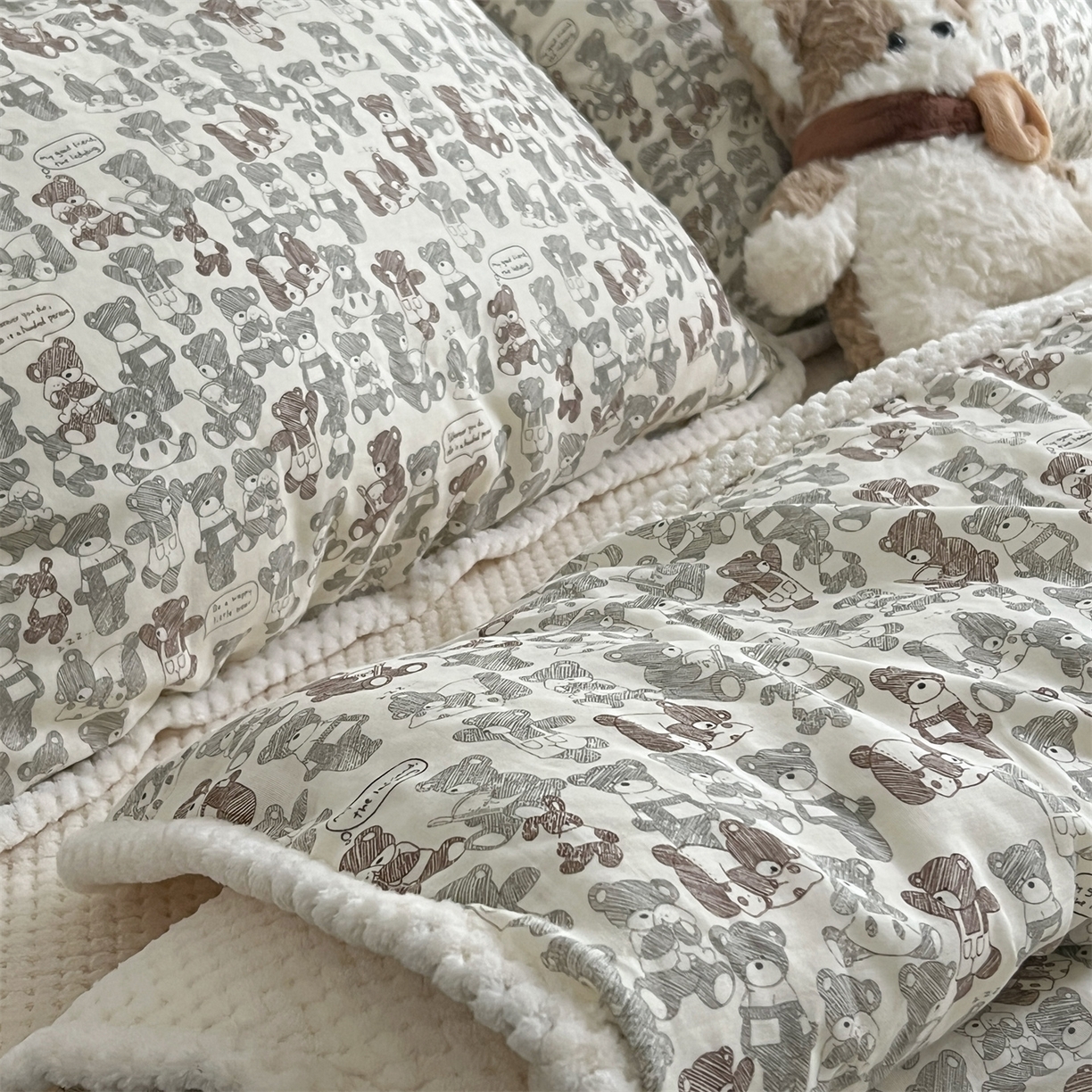 91家纺网 家纺一手货源 找家纺 荣轩 2025秋冬必备新品棉加绒华夫格提花绒工艺款四件套（铺床版） 小熊序曲