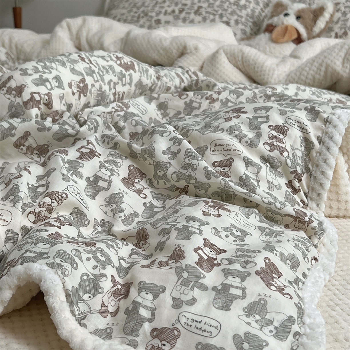 91家纺网 家纺一手货源 找家纺 荣轩 2025秋冬必备新品棉加绒华夫格提花绒工艺款四件套（铺床版） 小熊序曲