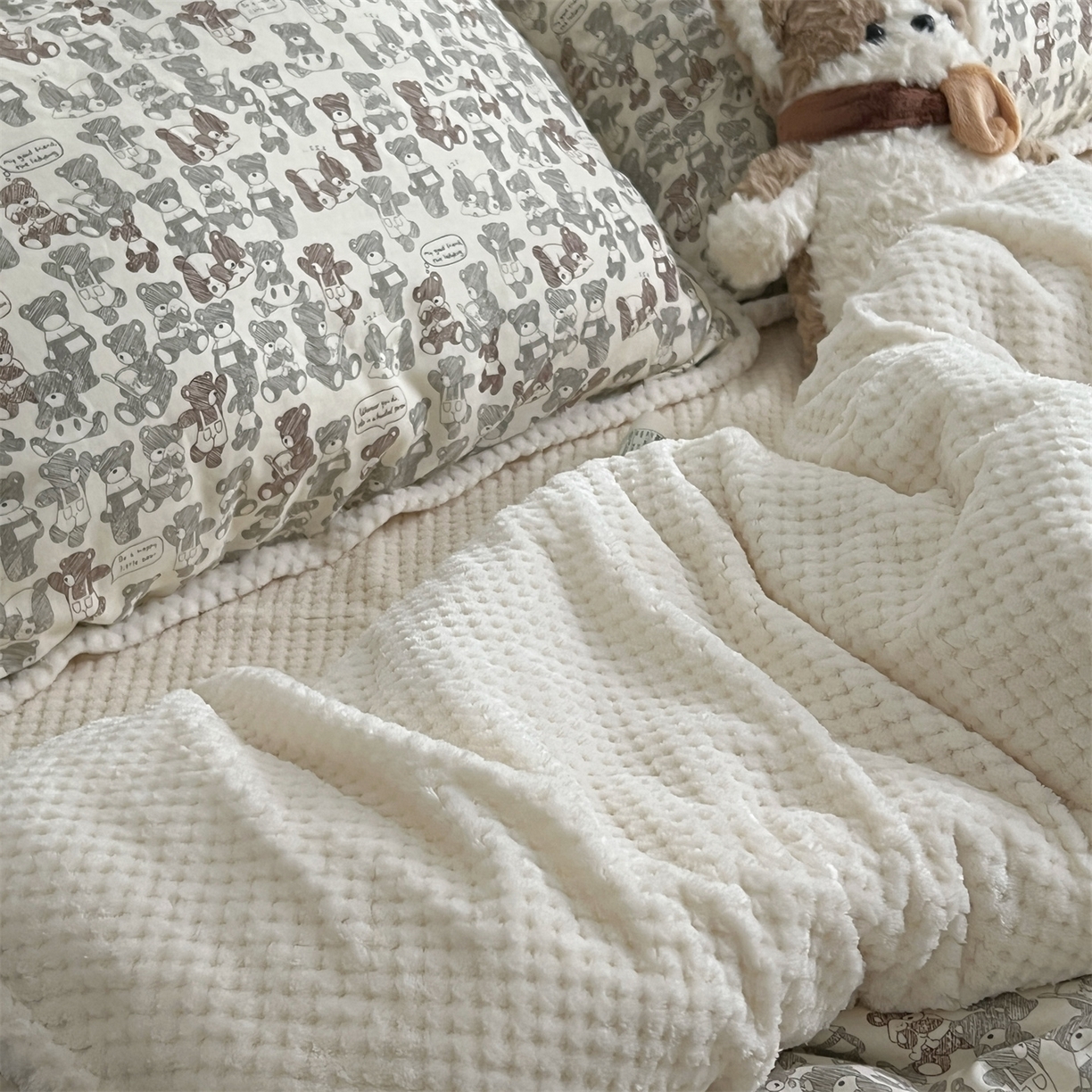 91家纺网 家纺一手货源 找家纺 荣轩 2025秋冬必备新品棉加绒华夫格提花绒工艺款四件套（铺床版） 小熊序曲