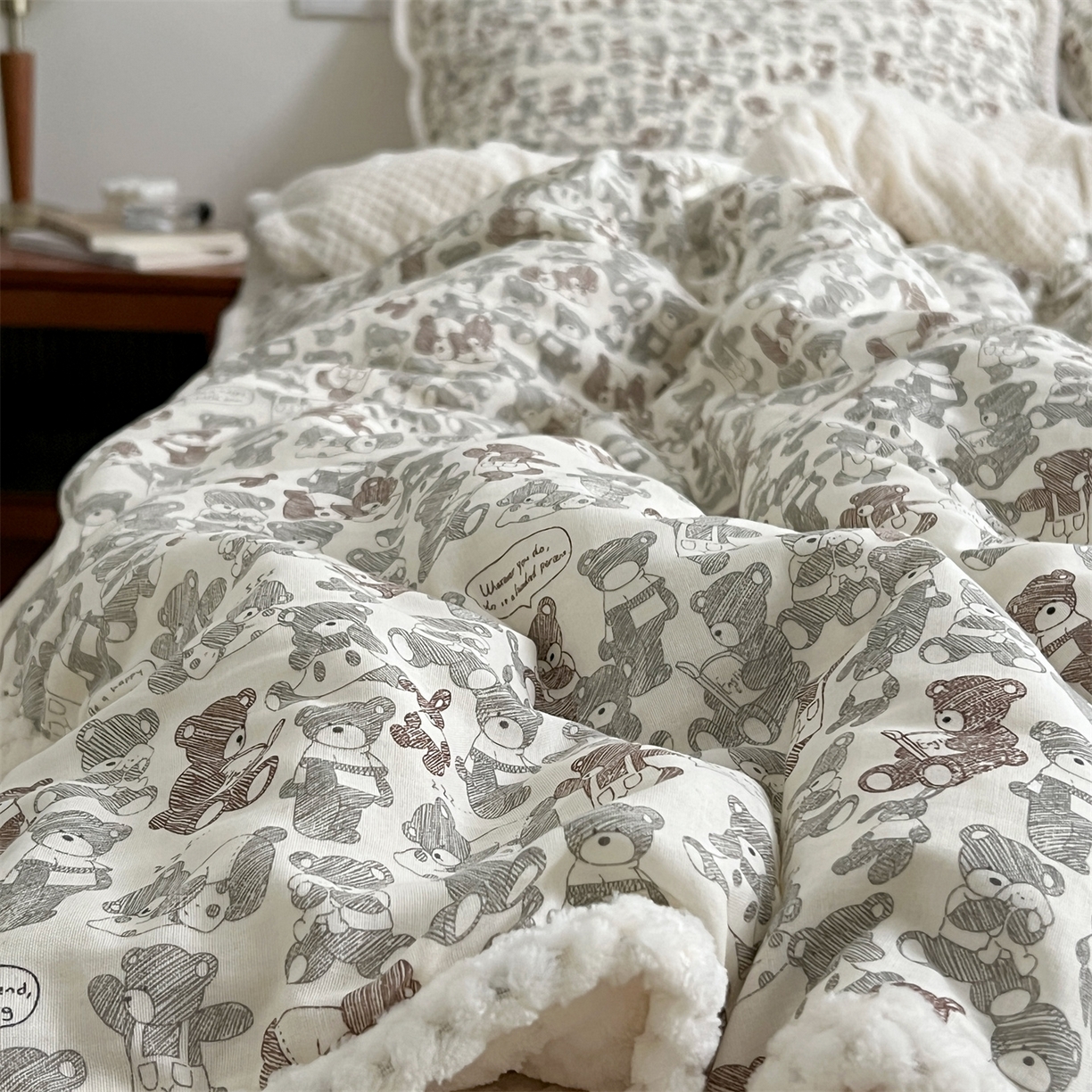 91家纺网 家纺一手货源 找家纺 荣轩 2025秋冬必备新品棉加绒华夫格提花绒工艺款四件套（铺床版） 小熊序曲