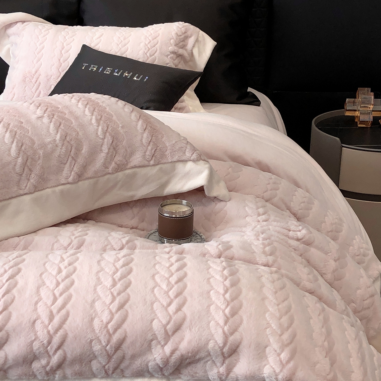 91家纺网 家纺一手货源 找家纺 （总）太古汇家居 2025新款300克兔毛四件套-丝芙特系列 （会员230/250，毛毡带包装，淘宝上图价格-券后不低于338）