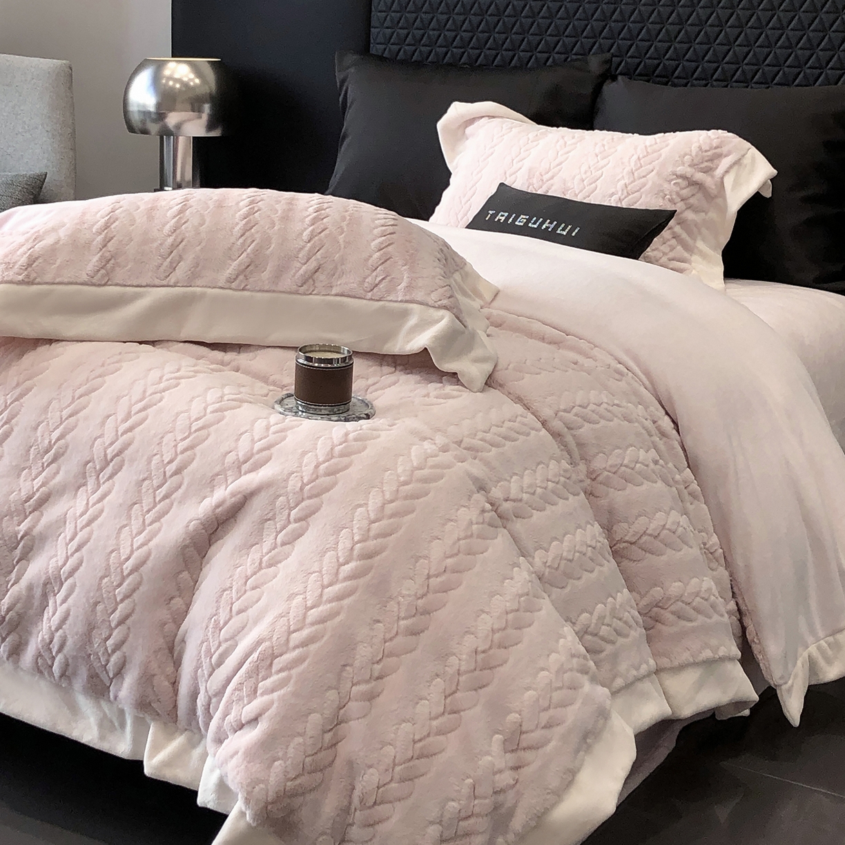 91家纺网 家纺一手货源 找家纺 太古汇家居 2025新款300克兔毛四件套-丝芙特系列 丝芙特-粉紫 （会员230/250，毛毡带包装，淘宝上图价格-券后不低于338）