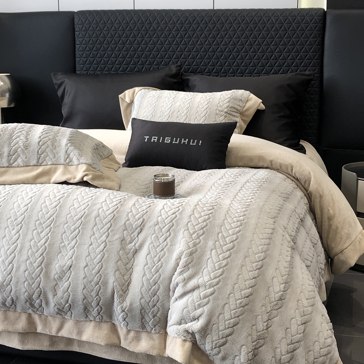 91家纺网 家纺一手货源 找家纺 太古汇家居 2025新款300克兔毛四件套-丝芙特系列 丝芙特-灰色 （会员230/250，毛毡带包装，淘宝上图价格-券后不低于338）