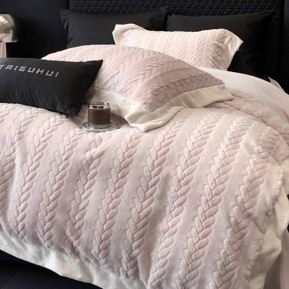 91家纺网 家纺一手货源 找家纺 太古汇家居 2025新款300克兔毛四件套-丝芙特系列 丝芙特-粉紫 （会员230/250，毛毡带包装，淘宝上图价格-券后不低于338）