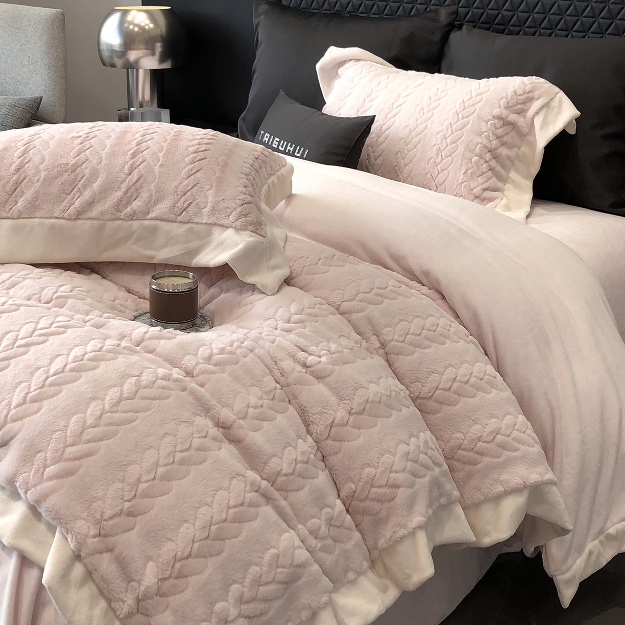 91家纺网 家纺一手货源 找家纺 （总）太古汇家居 2025新款300克兔毛四件套-丝芙特系列 （会员230/250，毛毡带包装，淘宝上图价格-券后不低于338）