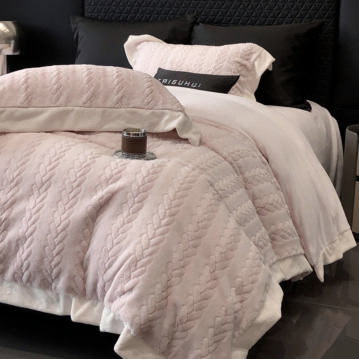 91家纺网 家纺一手货源 找家纺 太古汇家居 2025新款300克兔毛四件套-丝芙特系列 丝芙特-粉紫 （会员230/250，毛毡带包装，淘宝上图价格-券后不低于338）