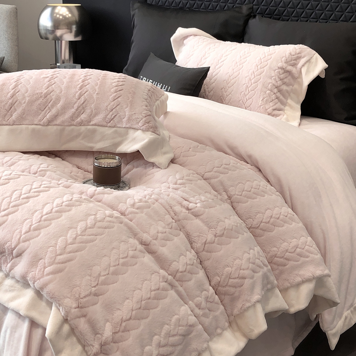 91家纺网 家纺一手货源 找家纺 太古汇家居 2025新款300克兔毛四件套-丝芙特系列 丝芙特-粉紫 （会员230/250，毛毡带包装，淘宝上图价格-券后不低于338）