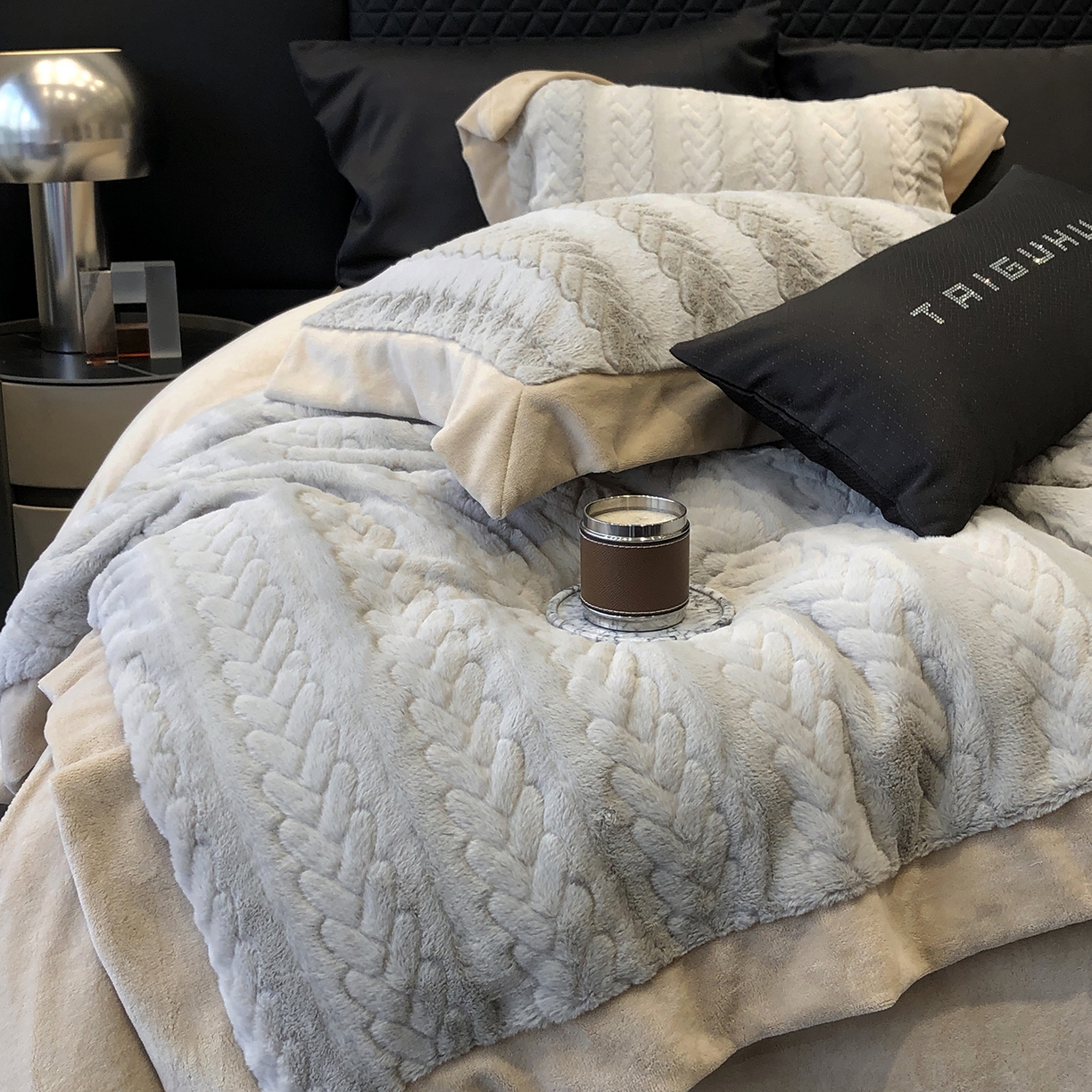 91家纺网 家纺一手货源 找家纺 太古汇家居 2025新款300克兔毛四件套-丝芙特系列 丝芙特-灰色 （会员230/250，毛毡带包装，淘宝上图价格-券后不低于338）