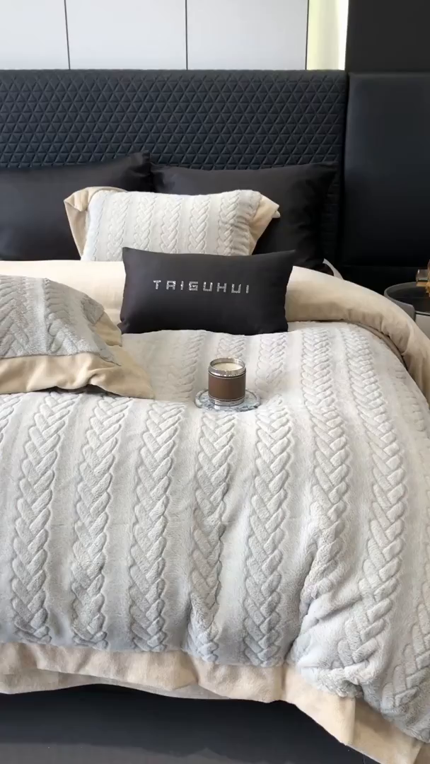 91家纺网 家纺一手货源 找家纺 太古汇家居 2025新款300克兔毛四件套-丝芙特系列 丝芙特-灰色 （会员230/250，毛毡带包装，淘宝上图价格-券后不低于338）