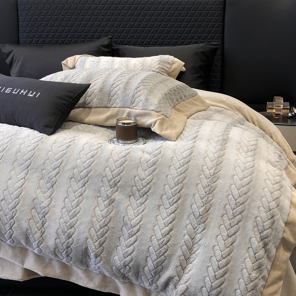 91家纺网 家纺一手货源 找家纺 太古汇家居 2025新款300克兔毛四件套-丝芙特系列 丝芙特-灰色 （会员230/250，毛毡带包装，淘宝上图价格-券后不低于338）