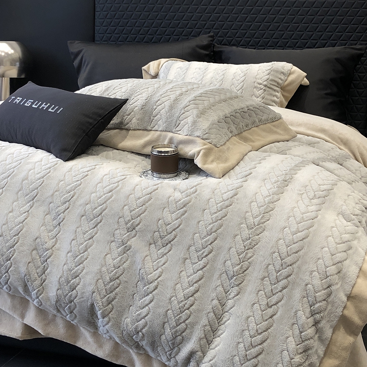 91家纺网 家纺一手货源 找家纺 太古汇家居 2025新款300克兔毛四件套-丝芙特系列 丝芙特-灰色 （会员230/250，毛毡带包装，淘宝上图价格-券后不低于338）